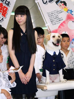 夏帆と犬のきな子、新宿の警察署登場で大にぎわい！非行防止と映画をにこやかにPR！