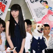 夏帆と犬のきな子、新宿の警察署登場で大にぎわい!非行防止と映画をにこやかにPR!