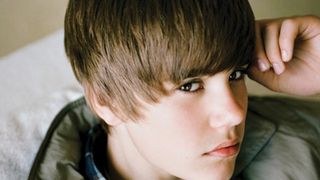 ジャスティン・ビーバー、日本のファンイベントで777名全員に直に色紙手渡し！今年3度目の来日決定！