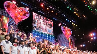 アイドルでムンムン！史上初の夏フェス最後はミニスカアイドルがズラッと並んで壮観！