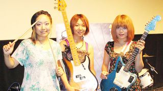 3人組ガールズバンド、極寒映画上映前に絶妙な温度調節!熱のこもったパフォーマンスで客席をヒートアップ!