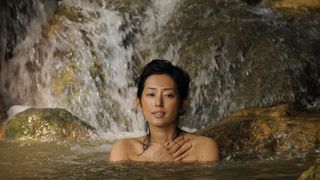 木村多江、柔肌セクシーシーンを大公開！お色気たっぷりの水浴び姿に目がくぎ付け！