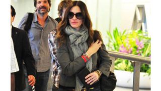 ジュリア・ロバーツ、自家用ジェットで夫と共に人生初の日本へ到着！空港に集まったファンが感激の声！