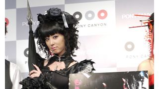 秋山莉奈、黒のガーターストッキングのゴスロリファッションで登場!撮影の予想以上の過激さに天然ボケ連発!