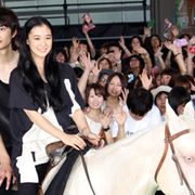 岡田将生と蒼井優が白馬に乗って六本木に登場!『雷桜』美男美女主演カップルに大歓声!