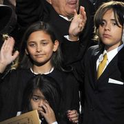 学校に通い始めたマイケル・ジャクソンさんの子どもたち ボディーガードのせいで学校になじめず