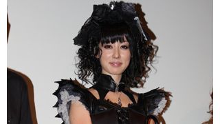 セクシーポイントは超危険な絶対領域!?オシリーナこと秋山莉奈がゴスロリドレスで魅了