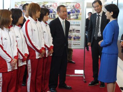 秋篠宮妃殿下紀子さまが御来場！手話でろう者女子サッカー日本代表チームの選手たちと談笑