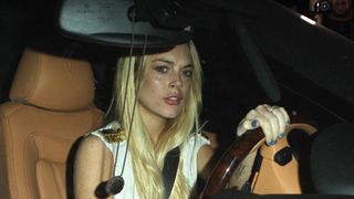 リンジー・ローハンが運転する車が子どもが乗ったベビーカーと接触