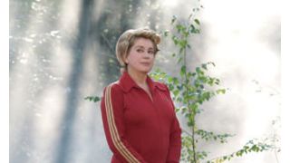 絶世の美女カトリーヌ・ドヌーヴがヤンクミか!?衝撃の赤ジャージ姿