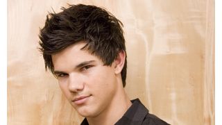 『トワイライト ~初恋~』のテイラー・ロートナー、訴訟で獲得した賠償金を寄付