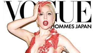 レディー・ガガ、今度は生肉ビキニ！あまりの非常識ぶりに動物愛護団体もぼうぜん？