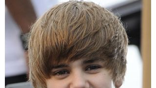 ジャスティン・ビーバー、州警察官に水風船を投げつけて危うく逮捕