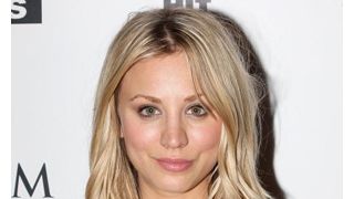 「ビッグバン・セオリー」のケイリー・クオコ、乗馬で脚を骨折