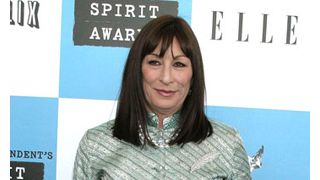 アンジェリカ・ヒューストンのボディーガードが一般人に暴力を振るって訴訟