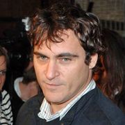 ホアキン・フェニックスと『アリス・イン・ワンダーランド』ミア・ワシコウスカが、コメディー映画で共演