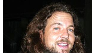 パール・ジャムのエディ・ヴェダー、モデルとハワイで結婚