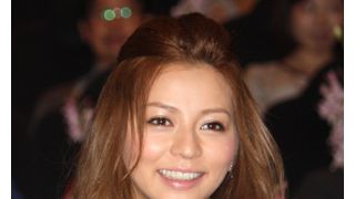 キュートな白ワンピ姿がまぶしい香里奈、ギャップを見せる男性に弱いことを告白!北乃きいと仲良くブーケトス!