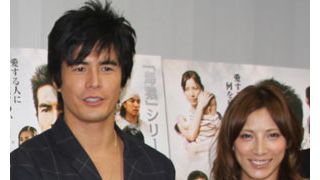 海上保安庁、長官から『海猿』に感謝状!伊藤英明、加藤あい笑顔で受け取る