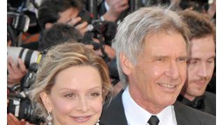 新婚のキャリスタ・フロックハート、夫ハリソン・フォードに代わって賞を受け取る