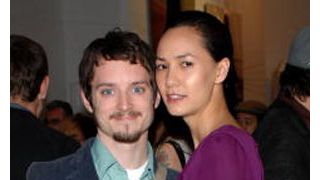 イライジャ・ウッド、5年来の恋人パメラ・ラシーンと破局！