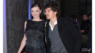 妊娠中のミランダ・カー、マイクロミニにハイヒール！夫のオーランド・ブルームと共にミラノコレクションへ