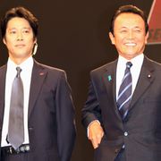 「SP」岡田准一、元内閣総理大臣の麻生太郎氏を警護!アクション指導もこなし真木からは「コワい!」