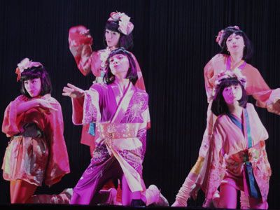 AKB48と文豪・泉鏡花の奇跡の融合！ポップな踊りと妖艶な表情で新境地を魅せる!!