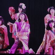 AKB48と文豪・泉鏡花の奇跡の融合!ポップな踊りと妖艶な表情で新境地を魅せる!!