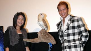 川島海荷、本物のフクロウ登場にビックリ!でもすぐに笑顔で打ち解ける!!