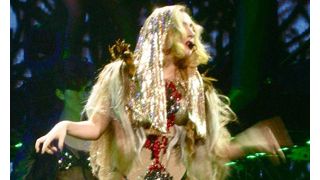 レディー・ガガ、胸と局部を覆っただけの人毛ドレスでクラブに登場！