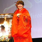 山本モナ、ウエディングドレスは来年!?夫は亭主関白でケンカでは椅子が飛ぶと激しい新婚生活暴露!