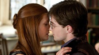 『ハリー・ポッター』最終章、17歳のハリー、親友ロンの妹ジニーとのロマンチックなキスシーン公開！
