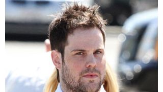 ヒラリー・ダフの夫、購入したベンツの代金を支払わず訴えられる