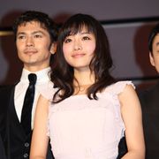 石原さとみ、トラウマを持つ子持ちの悪女を演じて「楽しいと思いました」と清楚なほほ笑み