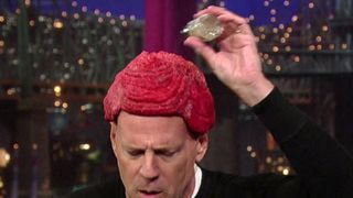 ブルース・ウィリスが生肉かつらをかぶってテレビ番組に登場！「レディー・ガガの大ファンなんだ」