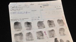 ジョン・レノンの指紋カード、オークション直前にFBIが差し止め