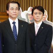 日本の政界の大物3人の緊急声明に中国・胡錦濤国家主席や北朝鮮・金正日総書記も登場!?…そっくりさんですが