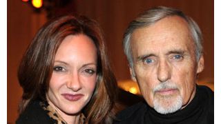 故デニス・ホッパーの別居中の妻、盗難で訴えられる