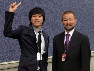 自分の作品に号泣したキム兄と、主演しずるの村上純が意外にイケメンと言われ、釜山で大人気のサイン攻め！