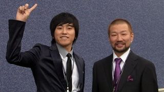 自分の作品に号泣したキム兄と、主演しずるの村上純が意外にイケメンと言われ、釜山で大人気のサイン攻め！