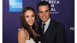 ジェシカ・アルバ夫妻、パパラッチの足を車でひく