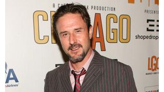 デヴィッド・アークエット、自分の性生活をラジオで語ったことを後悔