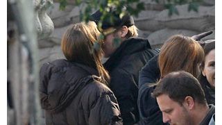 アンジー＆ブラピの撮影現場でのキスを激写！ハンガリーでもアツアツな二人