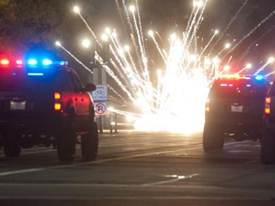 撮影中に走行してきた警察車両と、「トランスフォーマー」のオートボットが激突！前方が大破