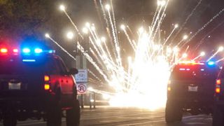 撮影中に走行してきた警察車両と、「トランスフォーマー」のオートボットが激突!前方が大破