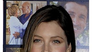 ジェシカ・ビール、酔っ払うと「愛しているよ!」と電話をしまくるクセ