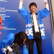 ビートルズ「赤盤」「青盤」発売で、人気急上昇中コンビ・ピースの綾部大はしゃぎ!
