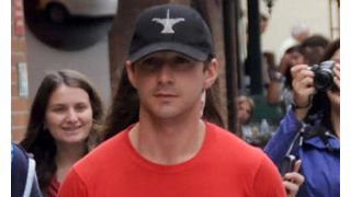 シャイア・ラブーフ、パパラッチにコーヒーをぶっかける