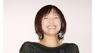 永作博美、超個性的な三人に囲まれて舞台あいさつの「脇役」になる？